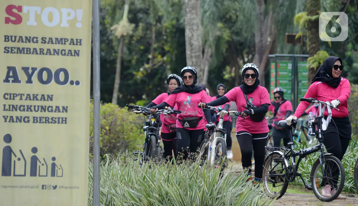 Pengunjung menuntun sepeda di Taman Marga Satwa Ragunan, Jakarta  Sabtu (13//3/2021). Taman Marga Satwa Ragunan kembali dibuka bagi pengunjung dengan KTP DKI maupun non-DKI. (merdeka.com/Imam Buhori)