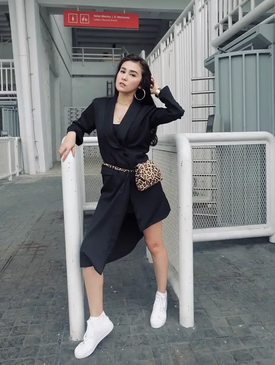 Selain berkecimpung di dunia permodelan, Vicy Melanie juga didapuk menjadi Wakil Presiden MVP (Most Viral Project). Yakni perusahaan startup di bidang layanan digital entertainment yang dimiliki oleh Kevin Aprilio. Vicy bahkan merintis bisnis sepatu miliknya sendiri. (Liputan6.com/IG/@vicymelanie)