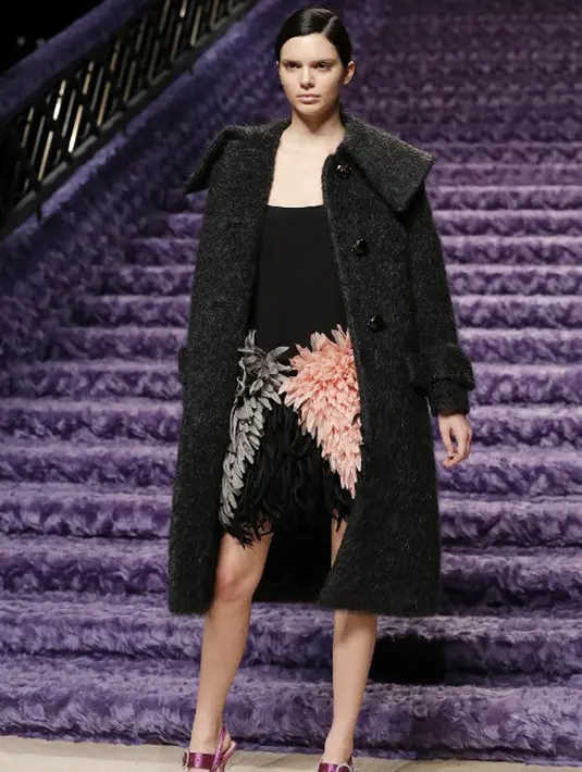 Momen saat Kendall meberikan minuman kaleng itu lah yang mendapat komentar dari netizen. Menurut mereka, iklan ini terlalu rasis dan memanfaatkan krisis politik untuk memperoleh keuntungan. (AFP/Bintang.com)