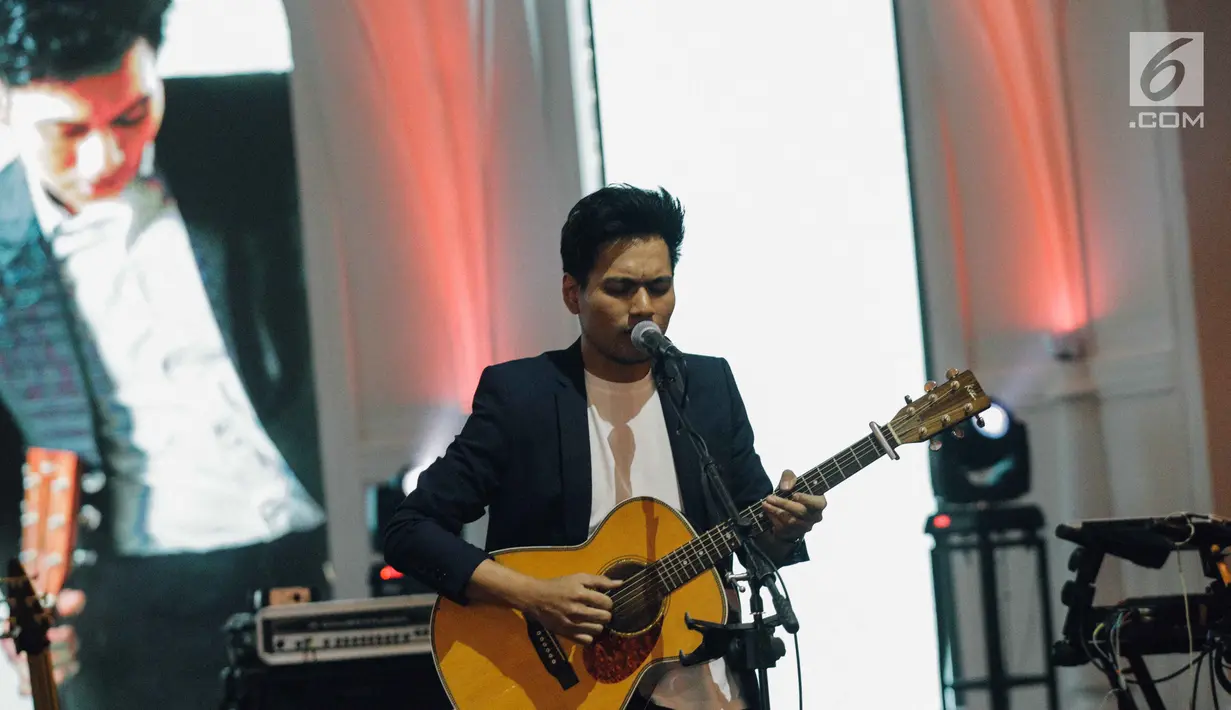 Penyanyi Rendy Pandugo saat rilis single 'Heaven' di Jakarta, Rabu (21/2). Lagu 'Heaven' merupakan kolaborasi dirinya dengan Afgan Syahreza dan Isyana Sarasvati. (Liputan6.com/Faizal Fanani)