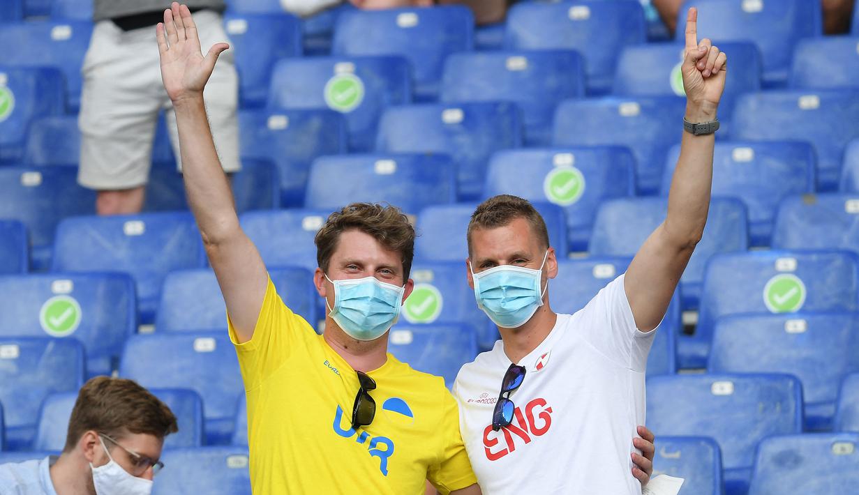 Seorang pendukung Ukraina dan Inggris berpose sebelum pertandingan Perempatfinal EURO 2020 antara Ukraina melawan Inggris di Stadion Olimpiade, Roma pada 3 Juli 2021.(AFP/Pool/Ettore Ferrari)