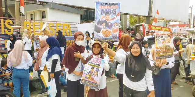 Bawa Alat Masak, Kaum Ibu di Lampung Demo Minta Program MBG Tak Dihentikan