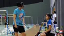 Pebulutangkis tunggal putri Indonesia, Linda Wenifanetri (kanan) berbincang dengan pelatihnya, Sarwendah di Pelatnas PBSI, Jakarta, Kamis (30/7). Linda Weni akan tampil di Kejuaraan Dunia Bulutangkis, Agustus mendatang. (Liputan6.com/HelmiFithriansyah)