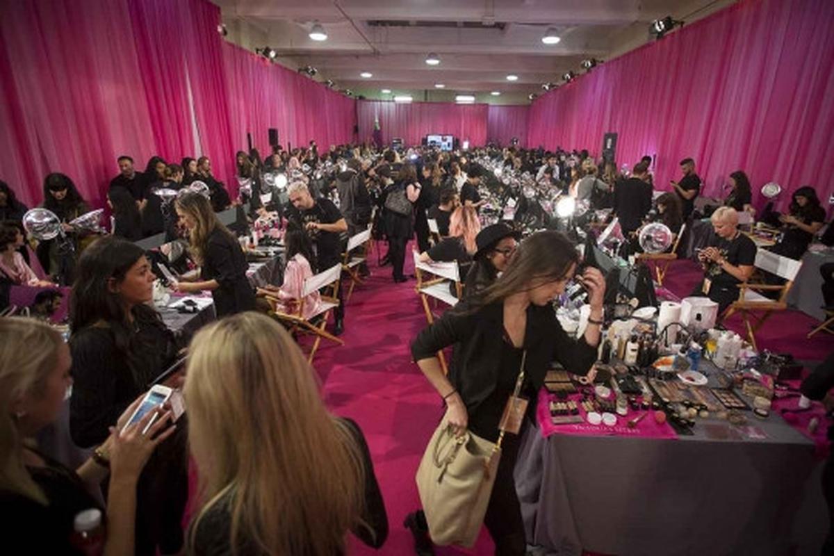 Intip kesibukan model-model seksi Victoria's Secret di ruang ganti