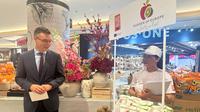 Duta Besar Polandia untuk Indonesia Maciej Tumulec dalam acara promosi apel Polandia yang diusung lewat program "Garden of Europe" di salah satu supermarket di Jakarta, Kamis (6/2/2025). (Liputan6.com/Benedikta Miranti)