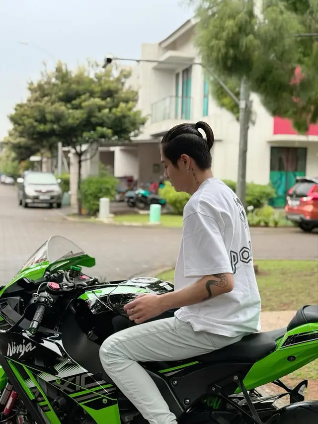 Gaya Rambut DJ Panda dengan Potongan Man Bun Undercut (Foto: Instagram @djpanda_official)