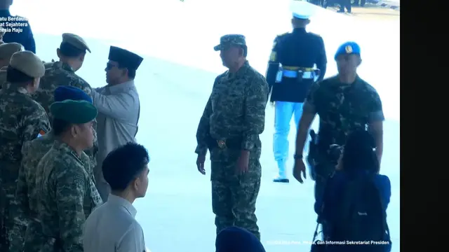 Presiden Prabowo Subianto saat memperbaiki dan merapikan topi baret sebelum Upacara Gelar Pasukan Operasional dan Kehormatan Militer.