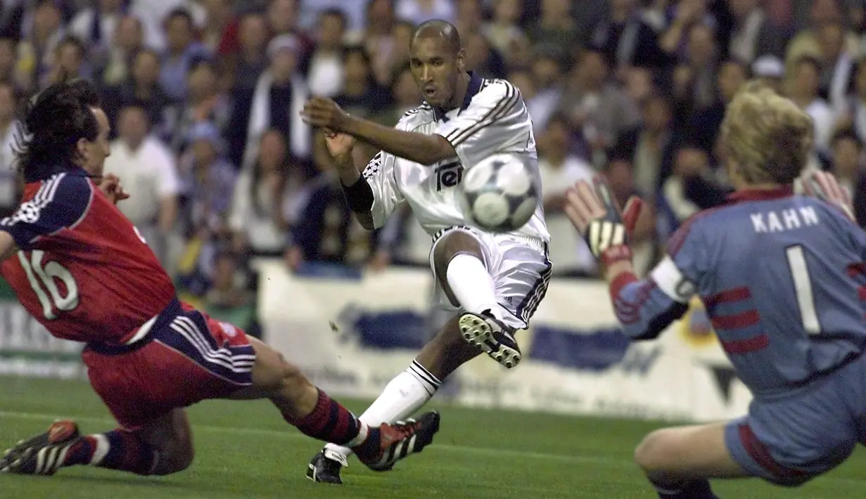 Nicolas Anelka merupakan striker andalan Arsenal. Pada 1999, Real Madrid tertarik untuk memboyongnya menuju Bernabeu. Sayangnya penampilannya di Los Blancos tak begitu cemerlang dan hanya bertahan satu musim saja. (Foto: AFP/Christophe Simon)