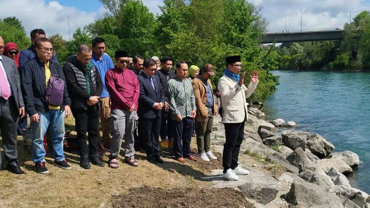 Potret Ridwan Kamil Sholat Ghaib Dipinggir Sungai Aare Sebelum Pulang ke Indonesia