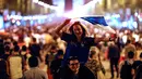 Seorang pria menggendong pasangannya di atas pundak untuk merayakan kemenangan Prancis atas Belgia pada semifinal Piala Dunia 2018, Paris, Prancis, Selasa (10/7). Prancis maju ke babak final. (AP Photo/Jean-Francois Badias)