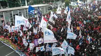 Tidak hanya di Jakarta, demo buruh juga terjadi di seluruh Indonesia. Kenapa? Cari tahu jawabannya di sini.  
