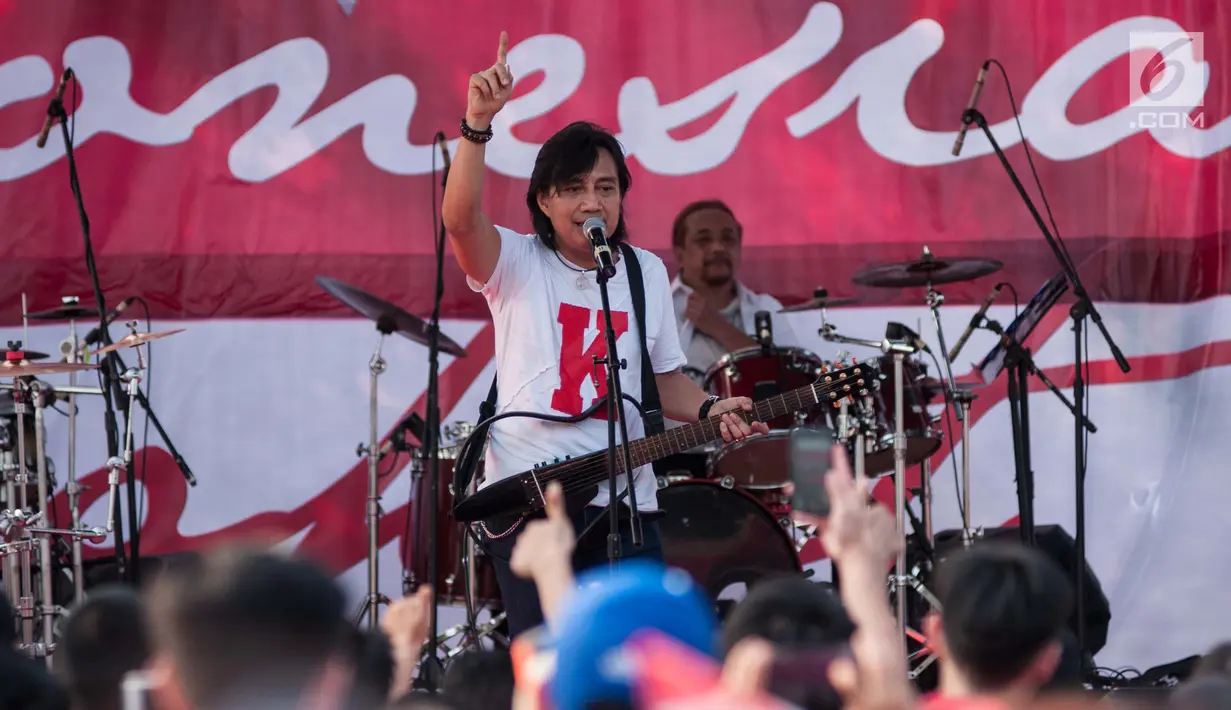 Musisi Katon bagaskara menghibur warga dalam Konser Kebangkitan Nasional di Waduk Pluit, Penjaringan, Jakarta Utara, Sabtu (20/5). (Liputan6.com/Gempur M. Surya)