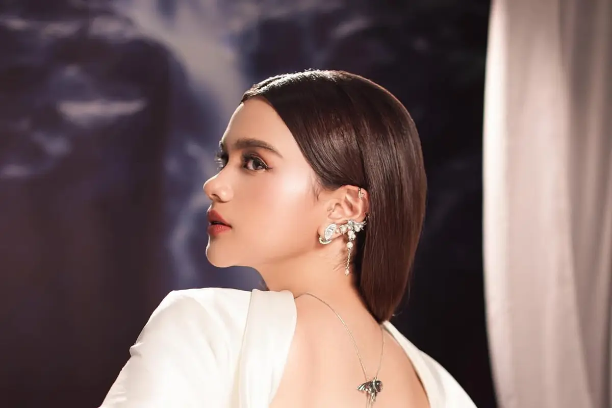 Audi Marissa Bak Dewi dalam Balutan Gaun Backless Putih yang Memesona di Pemotretan Terbaru