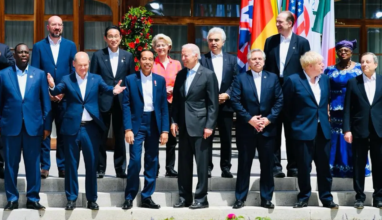 Presiden Joko Widodo atau Jokowi (depan ketiga kiri) foto bersama para pemimpin G7 di lokasi KTT G7, Schloss Elmau, Jerman, Senin (27/6/2022). Presiden Jokowi disambut resmi oleh Kanselir Jerman Olaf Scholz. (Foto: Biro Pers Sekretariat Presiden)