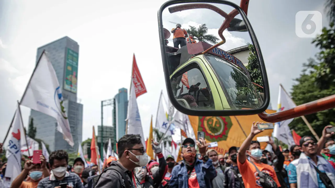 FOTO: Buruh Geruduk Kemnaker Tuntut Aturan JHT Dicabut