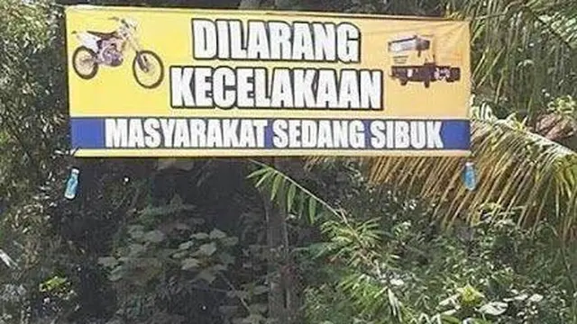 7 Potret Spanduk Nyeleneh di Komplek Perumahan Ini Absurd Banget