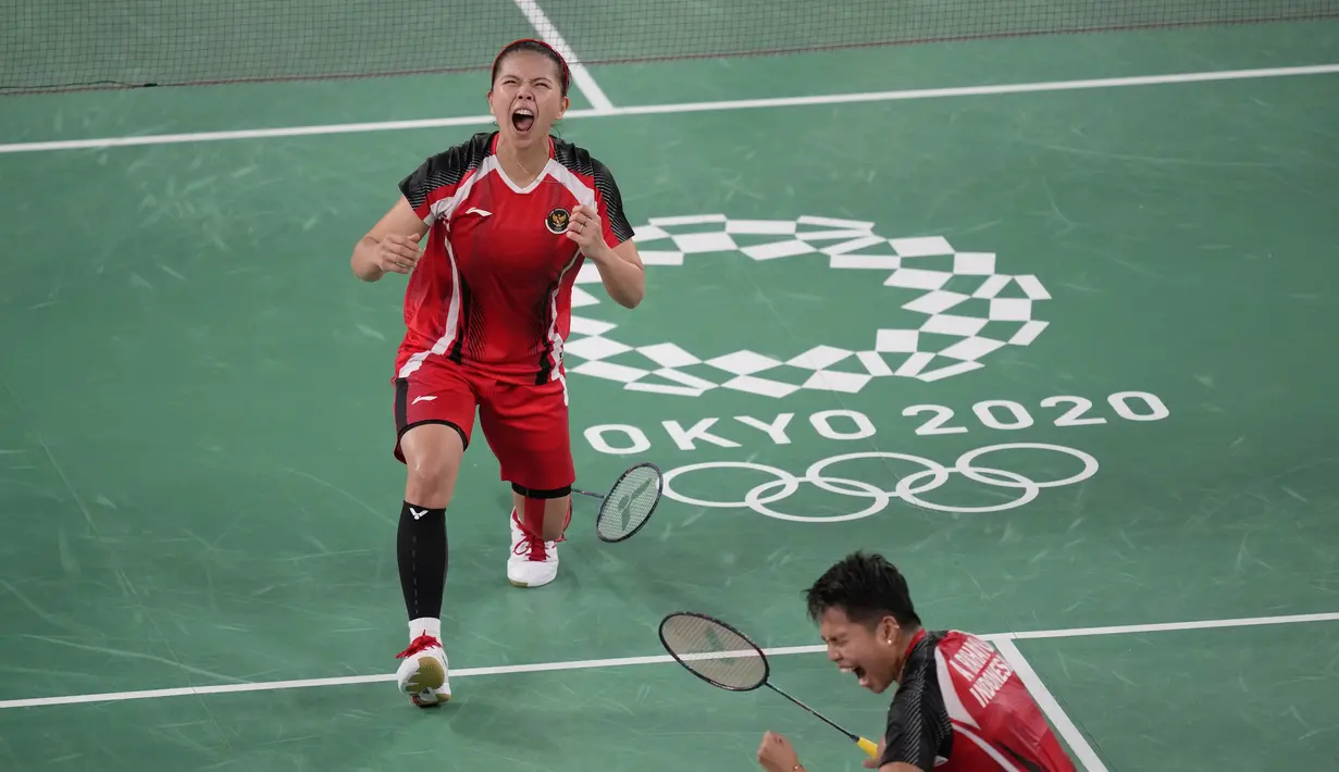 Ganda putri Indonesia, Greysia Polii / Apriyani Rahayu usai mengalahkan Lee So-hee / Shin Seung-chan dari Korsel pada semifinal bulu tangkis Olimpiade Tokyo 2020, Jepang (31/7/2021). Greysia / Apri mencetak sejarah sebagai ganda putri Indonesia pertama yang ke final. (AP Photo/Dita Alangkara)