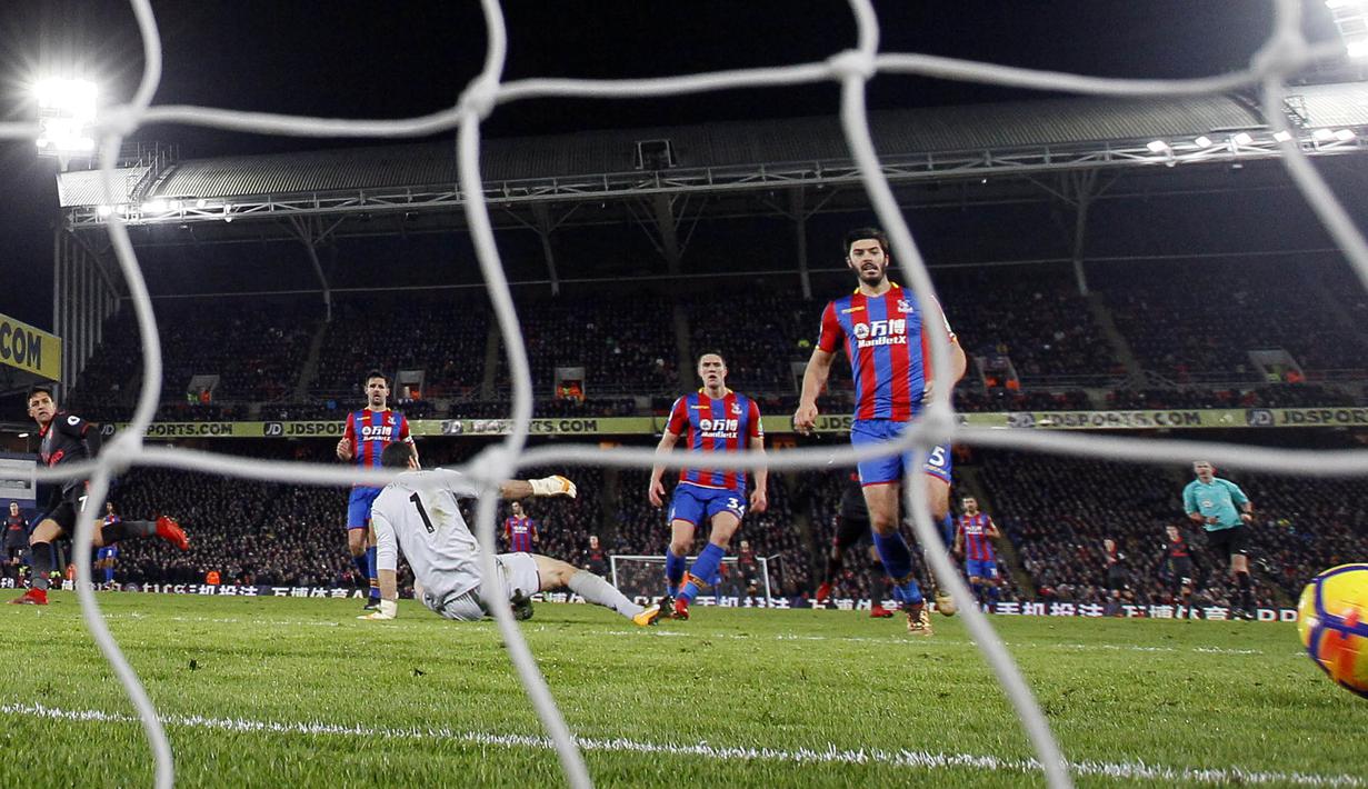 Striker Arsenal, Alexis Sanchez, mencetak gol ke gawang Crystal Palace pada laga Premier League di Stadion Selhurst Park, Jumat (29/12/2017). Arsenal menang 3-2 atas Crystal Palace. (AP/Alastair Grant)