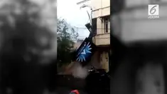 Sebuah ruko di Suhat Malang roboh akibat tergerus air karena hujan deras.