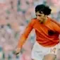 Legenda sepak bola Belanda meninggal di usia 69 tahun. Selain itu, aneka kreasi Wayang Suket.