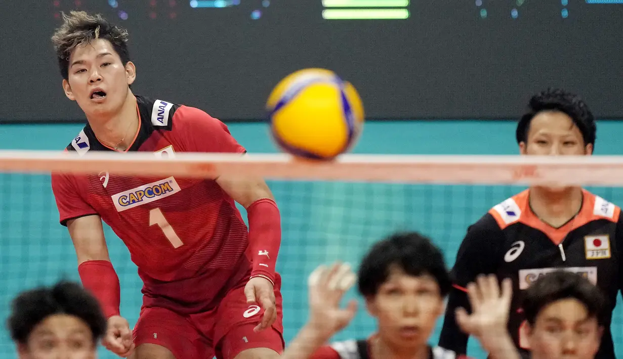 Pevoli Jepang, Nishida, melihat bola saat melawan China pada laga Volleyball Nations League 2022 di Brasil, Kamis (9/6/2022). (AP/Eraldo Peres)
