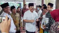 Menteri Agraria dan Tata Ruang/Kepala Badan Pertanahan Nasional (ATR/BPN) Hadi Tjahjanto menyerahkan 16 sertifikat tanah wakaf dan 10 sertifikat PTSL di Desa Soket Laok, Bangkalan, Provinsi Jawa Timur pada Jumat 16 Juni 2023 (Istimewa)