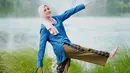 Risty Tagor tetap terlihat modis dan memesona. Hijaber cantik ini selalu mengenakan padu padan busana stylish. (FOTO: instagram.com/ristytagor/)