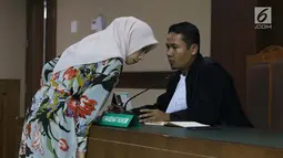 Terdakwa dugaan suap terhadap mantan anggota DPR dari Fraksi Golkar Bowo Sidik Pangarso, Asty Winasti (kiri) bersama kuasa hukumnya saat sidang pembacaan tuntutan di Pengadilan Tipikor, Jakarta, Rabu (7/8/2019). Asty dituntut 2 tahun penjara dan denda Rp 100 juta. (Liputan6.com/Helmi Fithriansyah)