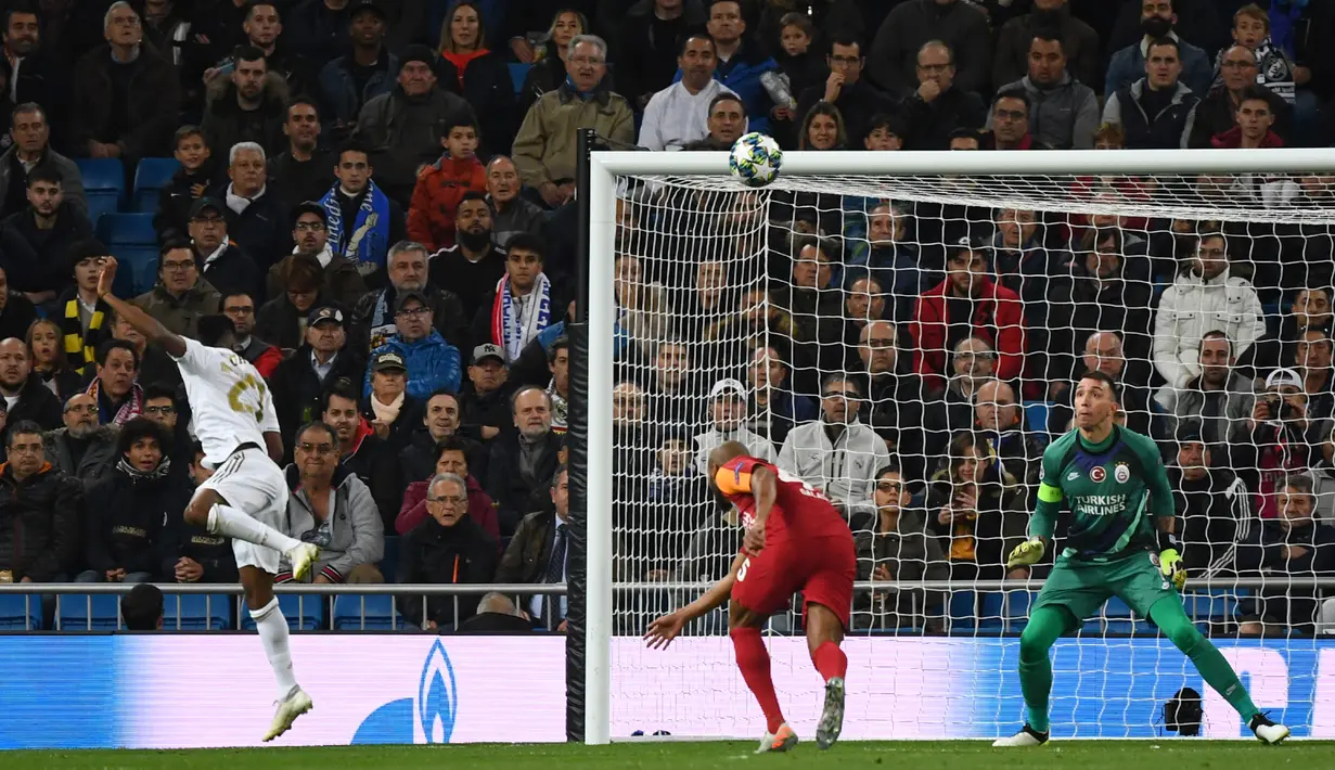 Penyerang Real Madrid Rodrygo (kiri) mencetak gol ke gawang Galatasaray pada pertandingan Grup A Liga Champions di Stadion Santiago Bernabeu, Madrid, Spanyol, Rabu (6/11/2019). Rodrygo mencetak hattrick saat Real Madrid membantai Galatasaray 6-0. (GABRIEL BOUYS/AFP)