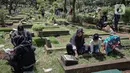 Sejumlah umat muslim membesihkan makam keluarganya di Tempat Pemakaman Umum (TPU) Karet Tengsin, Jakarta, Minggu (27/3/2022). Sepekan jelang datangnya bulan suci Ramadan, banyak warga yang melakukan tradisi ziarah makam untuk mendoakan keluarganya. (Liputan6.com/Faizal Fanani)