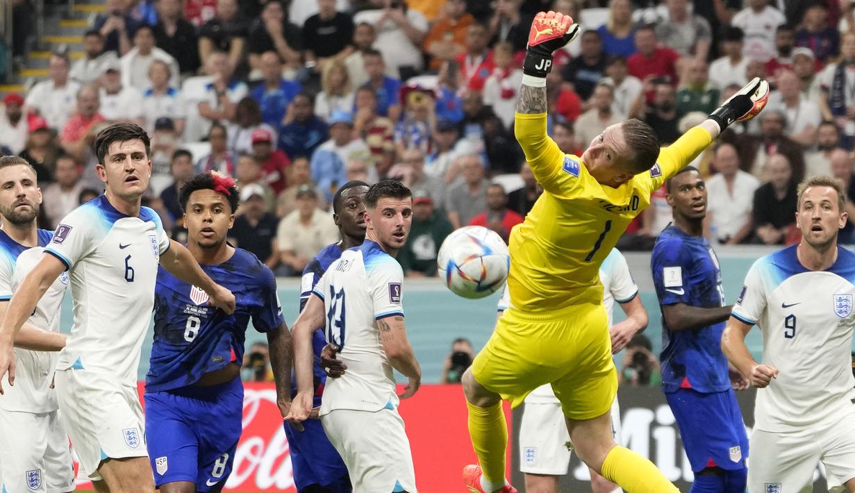 Kiper timnas Inggris, Jordan Pickford berusaha menghalau bola dari kemelut yang terjadi didepan gawangnya saat pertandingan melawan negeri Paman Sam. (AP Photo/Andre Penner)