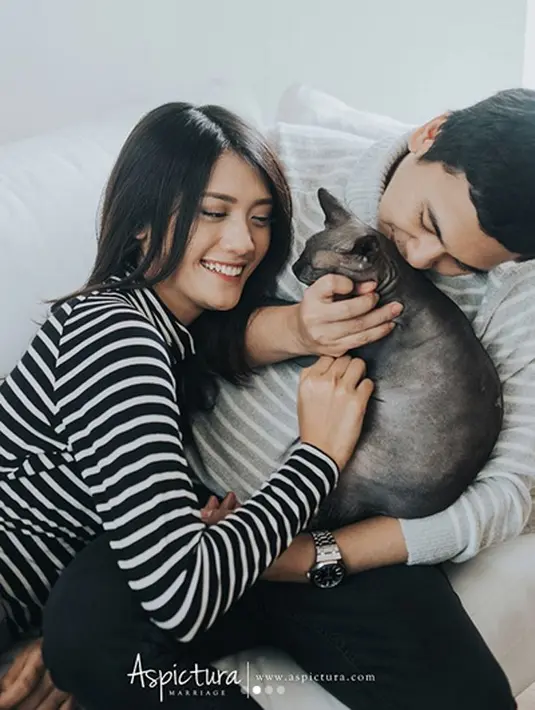 Sekitar lima tahun Raditya Dika dan Anissa Aziza menjalin hubungan. Sebelumnya pada bulan Desember 2017 silam, Raditya melamar kekasihnya. (Instagram/aldosinarta)