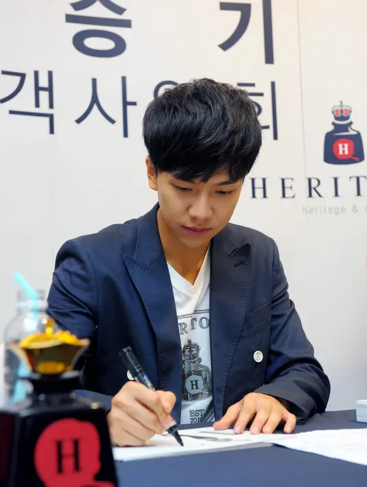 Tampak seperti prajurit yang sebenarnya, saat ini Lee Seung Gi memiliki warna kulit sangat coklat dan terlihat sangat maskulin. Selain itu, dirinya juga semakin lebih disiplin mengikuti peraturan militer. (AFP/Bintang.com)