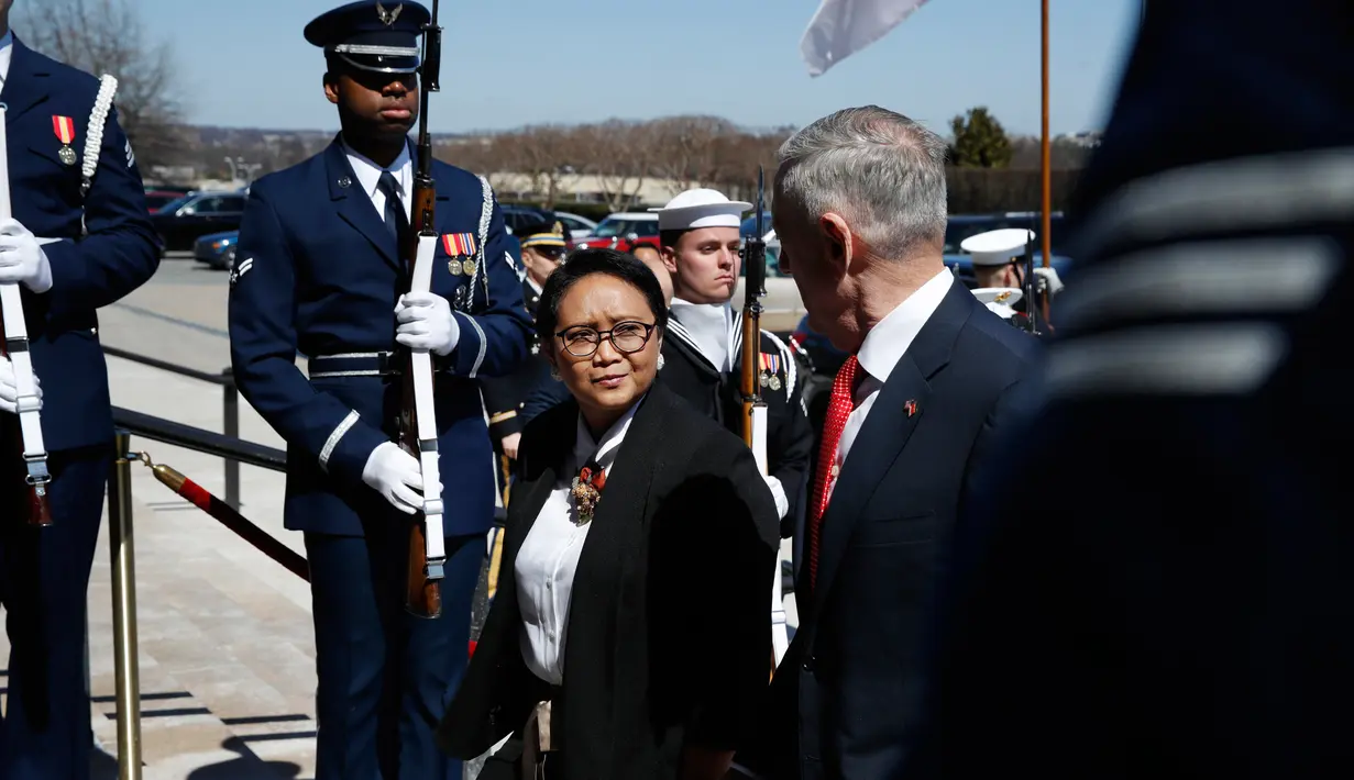 Menteri Pertahanan AS James Norman Mattis dan Menteri Luar Negeri RI Retno Marsudi berjalan bersama setibanya di Pentagon, Senin (26/3). Kedatangan Menlu Retno untuk membahas beberapa bidang isu yang menjadi perhatian kedua negara. (AP/Jacquelyn Martin)