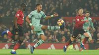 Striker Arsenal, Pierre-Emerick Aubameyang mengontrol bola dari kawalan bek Manchester United, Eric Bailly selama pertandingan lanjutan Liga Inggris di stadion Old Trafford (5/12). MU bermain imbang 2-2 atas Arsenal. (AFP Photo/Oli Scarff)