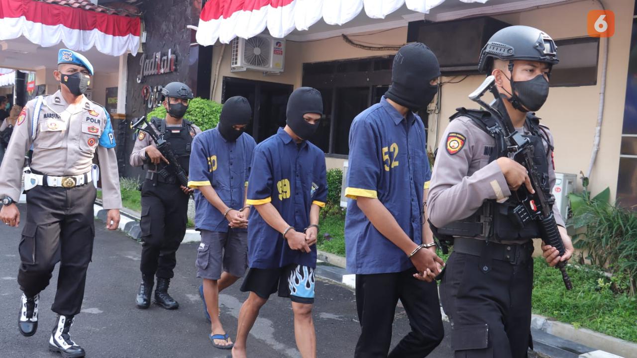 Gara-gara Pakai Kaos Bertuliskan 'GHASHAK' Kakek dan Cucu Dikeroyok