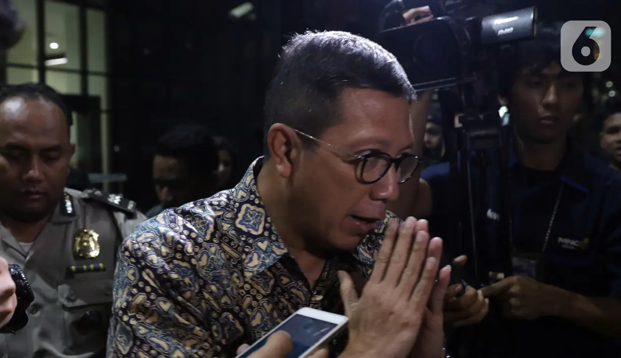 Mantan Menteri Agama Lukman Hakim Saifuddin meninggalkan gedung KPK usai menjalani pemeriksaan, Jakarta, Jumat (15/11/2019). KPK memeriksa Lukman Hakim Saifuddin untuk klarifikasi lanjutan terkait kewenangannya di Kementerian Agama selama menjabat Menteri Agama. (Liputan6.com/Helmi Fithriansyah)