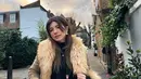 Shaloom Razade menghadirkan sentuhan unik dengan leather fur jacket warna cokelat yang ia padukan dengan top hitam dan plaid long pants bernuansa ungu tua. Kombinasi ini menghasilkan gaya edgy yang penuh karakter, sempurna untuk mereka yang ingin tampil beda. [@sharazaaa]