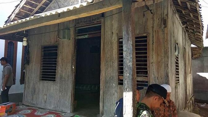 Dinding Masih Pakai Bambu, Beginilah Kondisi Rumah Lalu 