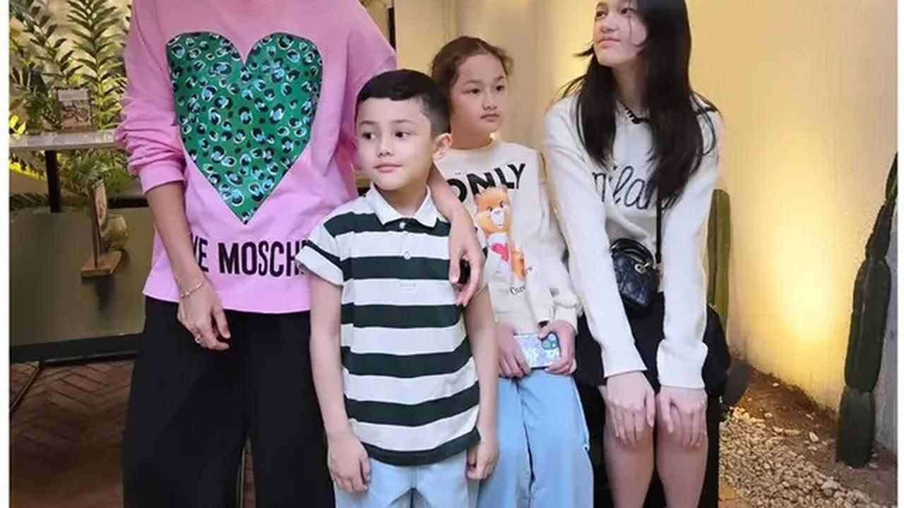 6 Potret Quality Time Ussy dan Sheva, Putri Bungsu Kian Cantik di Usia 8 Tahun