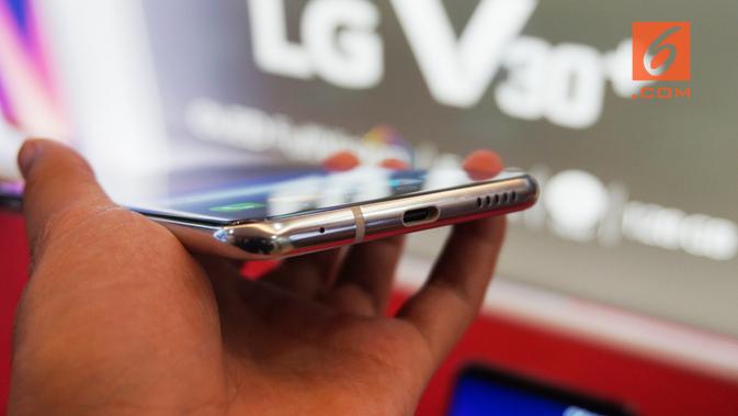Tampilan sisi bawah LG V30+, pengisian daya smartphone ini menggunakan port USB Tipe C (Liputan6.com/ Agustin Setyo Wardani)