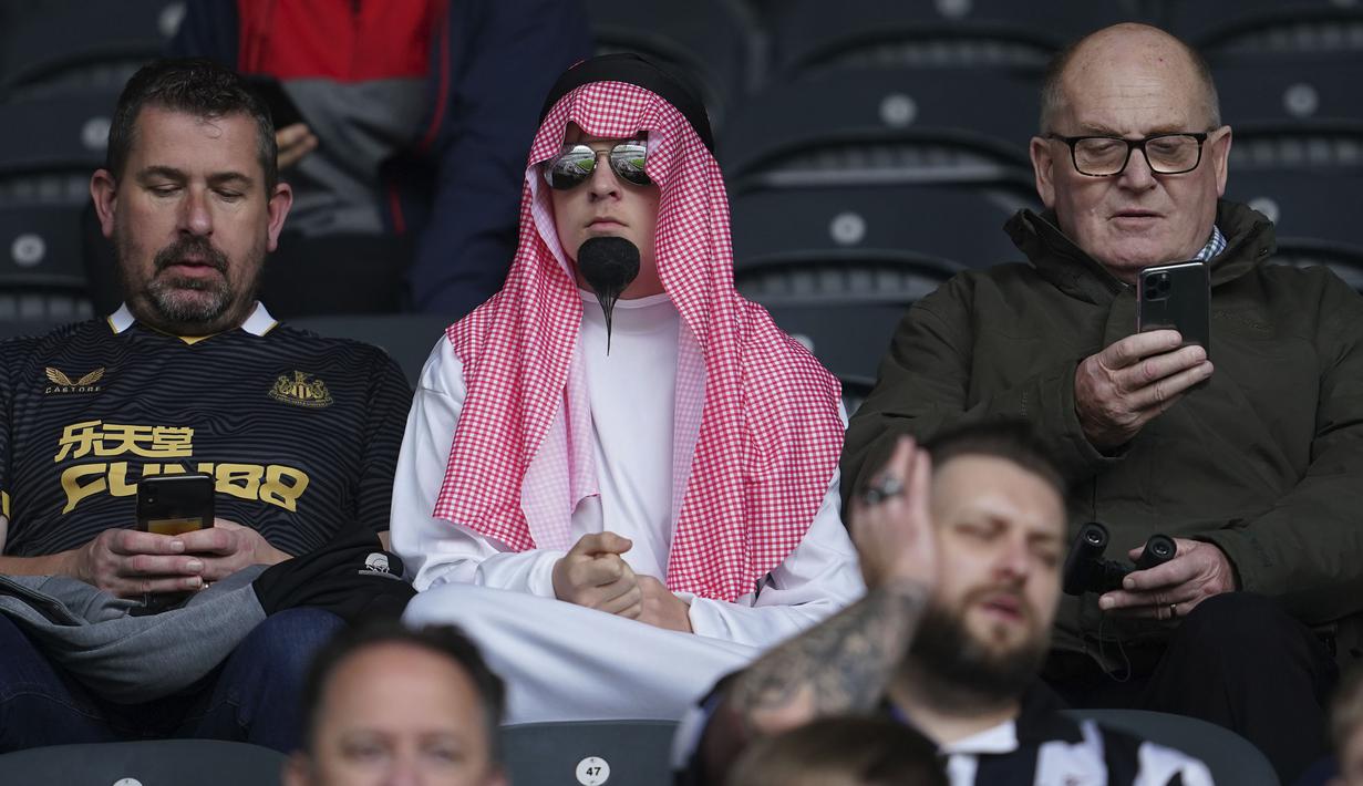 Penggemar Newcastle menunggu dimulainya pertandingan sepak bola Liga Premier Inggris antara Newcastle dan Tottenham Hotspur di St. James' Park di Newcastle, Inggris, Minggu 17 Oktober 2021. (AP/Jon Super)
