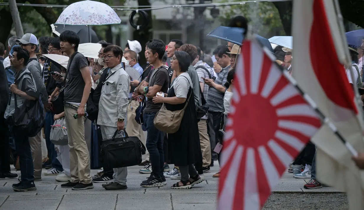 Orang-orang mengantre untuk memberikan penghormatan dan memanjatkan doa saat berkunjung ke Kuil Yasukuni di Tokyo pada Kamis 15 Agustus 2024. (Richard A. Brooks/AFP)