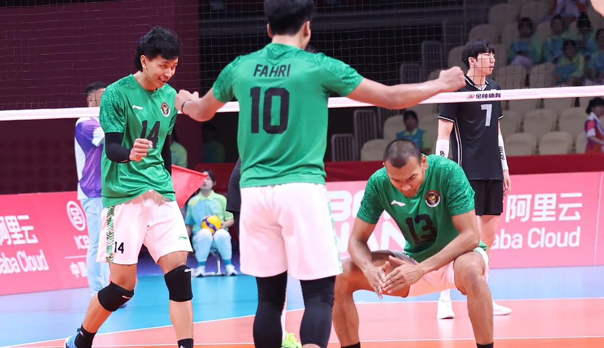 Selebrasi para pemain Timnas bola voli putra Indonesia (dari kanan) Hernanda Zulfi, Fahri Septian Putratama dan Farhan Halim setelah mencetak poin saat menghadapi Korea Selatan pada laga perebutan peringkat 7-8 Asian Games 2022 di LSC Gymnasium, Hangzhou, China, Selasa (26/9/2023) siang WIB. (AVCVolley)