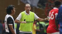 Pelatih Persija Jakarta, Paulo Camargo, memberikan instruksi kepada timnya saat melawan PSM Makassar pada laga Trofeo Persija  di Stadion Utama Gelora Bung Karno, Jakarta, Sabtu (9/4/2016). (Bola.com/Nicklas Hanoatubun)