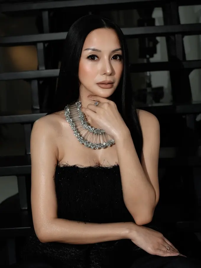 Kirana Larasati Tampil Memukau dengan Bold Smokey Eye di Pemotretan Miss Universe