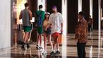 Pebasket Kanada, Dillon Brooks (tengah kanan) berjalan bersama sang kekasih, Danielle atau yang dikenal Big Bambina sambil membawa bungkusan di lobi hotel mereka menginap pada Kamis (24/08/2023). (Bola.com/Bagaskara Lazuardi)