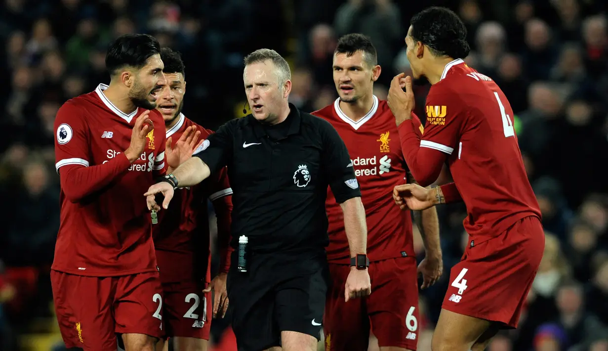 Pemain Liverpool melakukan protes saat dapat hukuman kedua dari wasit Johnathan Moss saat melawan Tottenham Hotspur dalam pertandingan Liga Inggris di Anfield, Liverpool (4/2). (AP Photo/Rui Vieira)