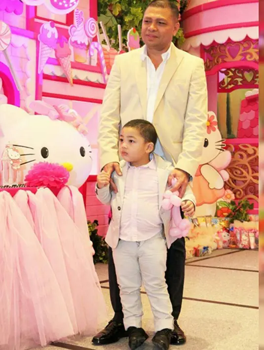 "Hari Sabtu pestanya, semua sudah dipersiapkan. Permintaan khusus Amora ingin pestanya Hello Kitty. Anaknya juga sudah fitting, fitting dressnya, sudah persiapan mau nyanyi. Amora kan ekspresif," jelas Krisdayanti. (Instagram/raullemos06)