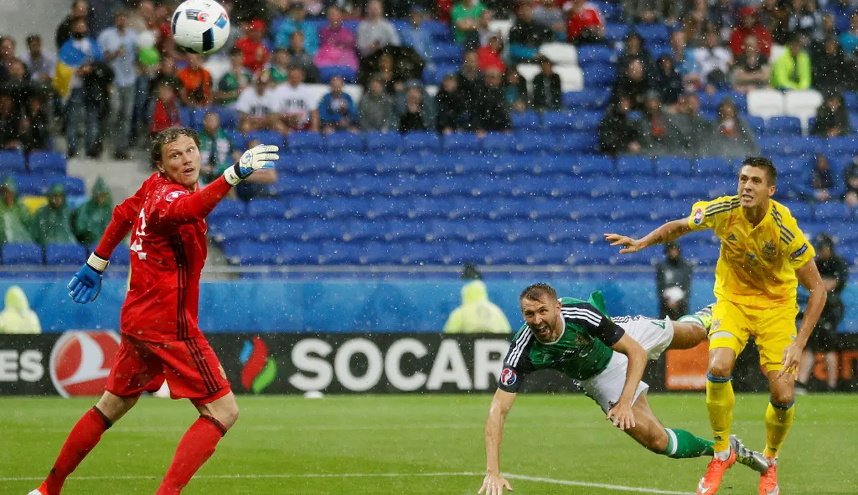 Gareth McAuley (tengah) mencetak gol kedua dan melakukan 7 kali penyelamatan saat Irlandia Utara mengalahkan Ukraina 2-0, (16/6/2016). (Reuters/Robert Pratta)